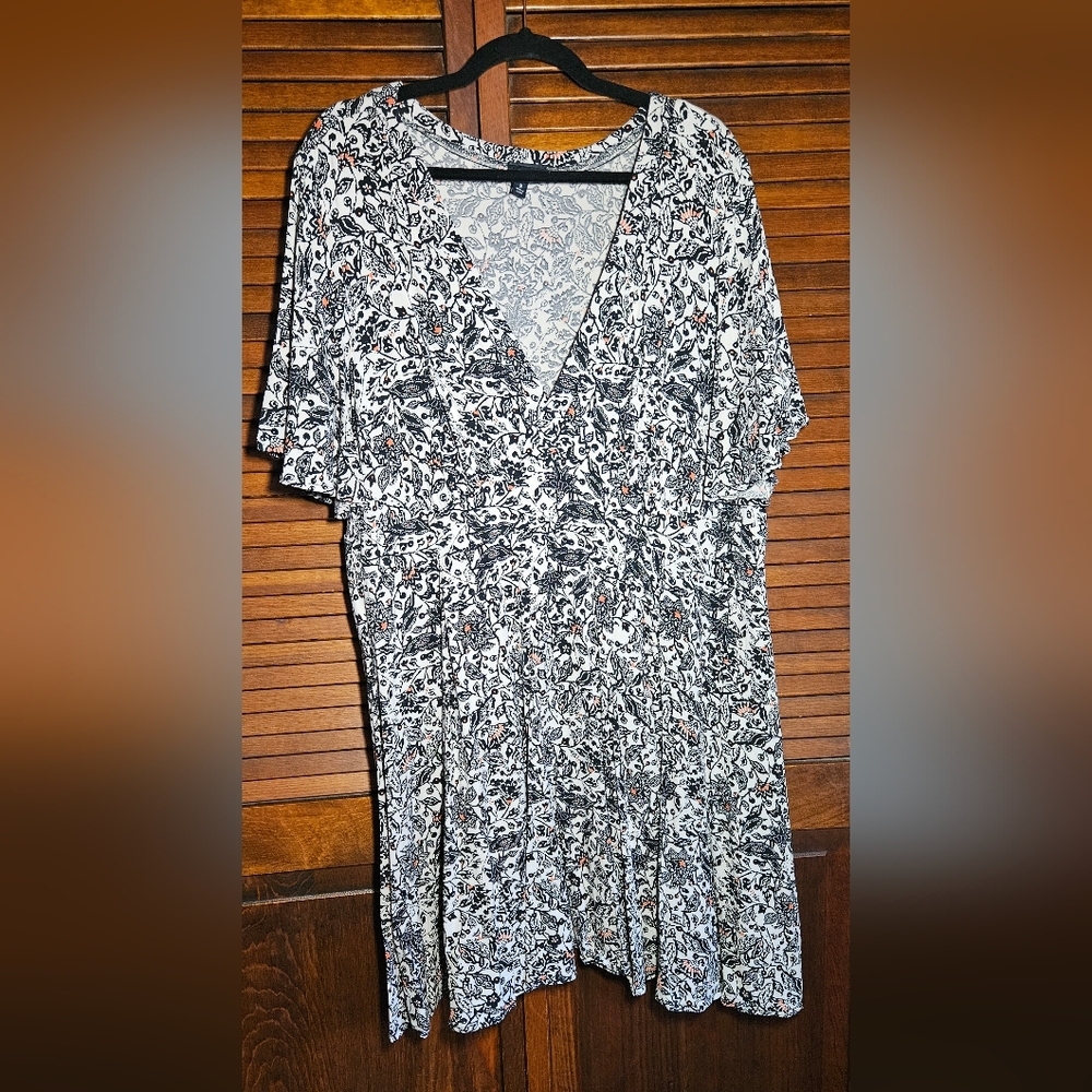 Torrid Black & White Floral Print Flutter Sleeve Dress Size 3